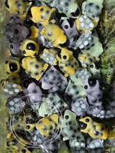 Load image into Gallery viewer, Green Tea &amp; Cup - Boba mini aaaah Froglet - Resin Art (please limit yourself to 2or 3)
